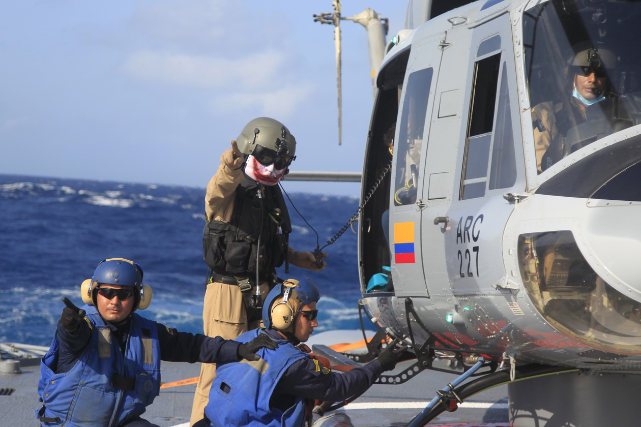 Miembros de la aviación naval de Colombia atienden un helicóptero aterrizado en una fragata, el 27 de febrero de 2022, durante un ejercicio de entrenamiento e interoperabilidad que se desarrolló con unidades de las armadas de Colombia y Estados Unidos, en el Mar Caribe (Colombia). 