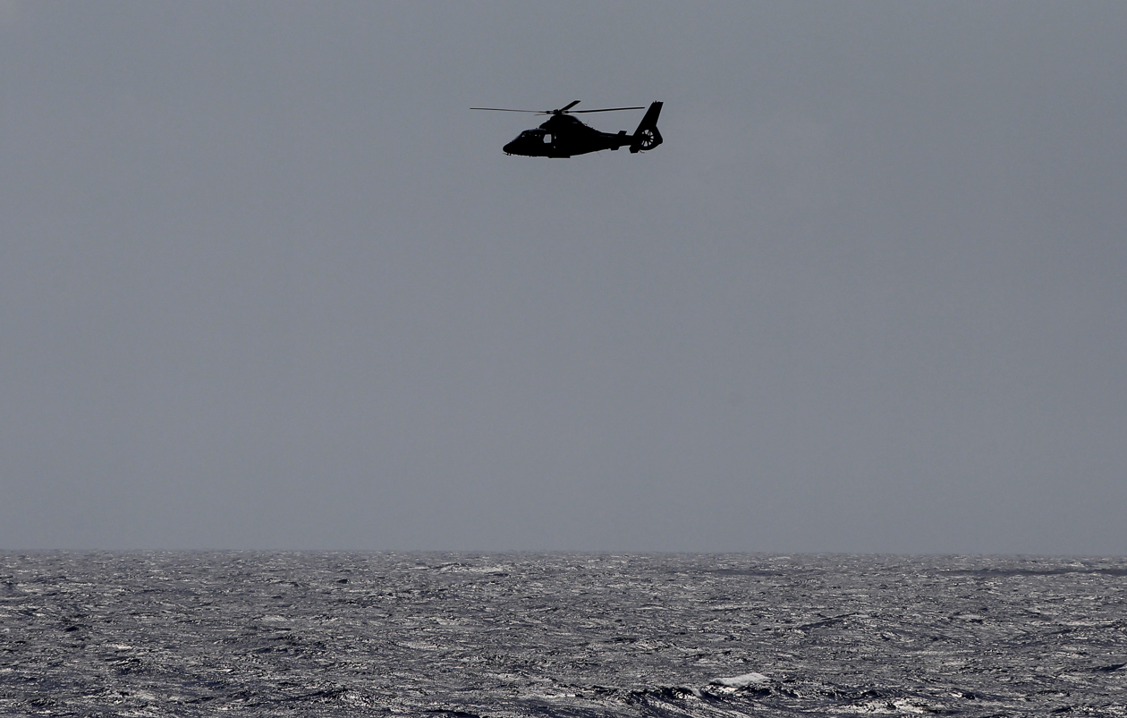  Un helicóptero colombiano participa en un ejercicio de entrenamiento e interoperabilidad que se desarrolló con unidades de las armadas de Colombia y Estados Unidos, en el Mar Caribe (Colombia). 