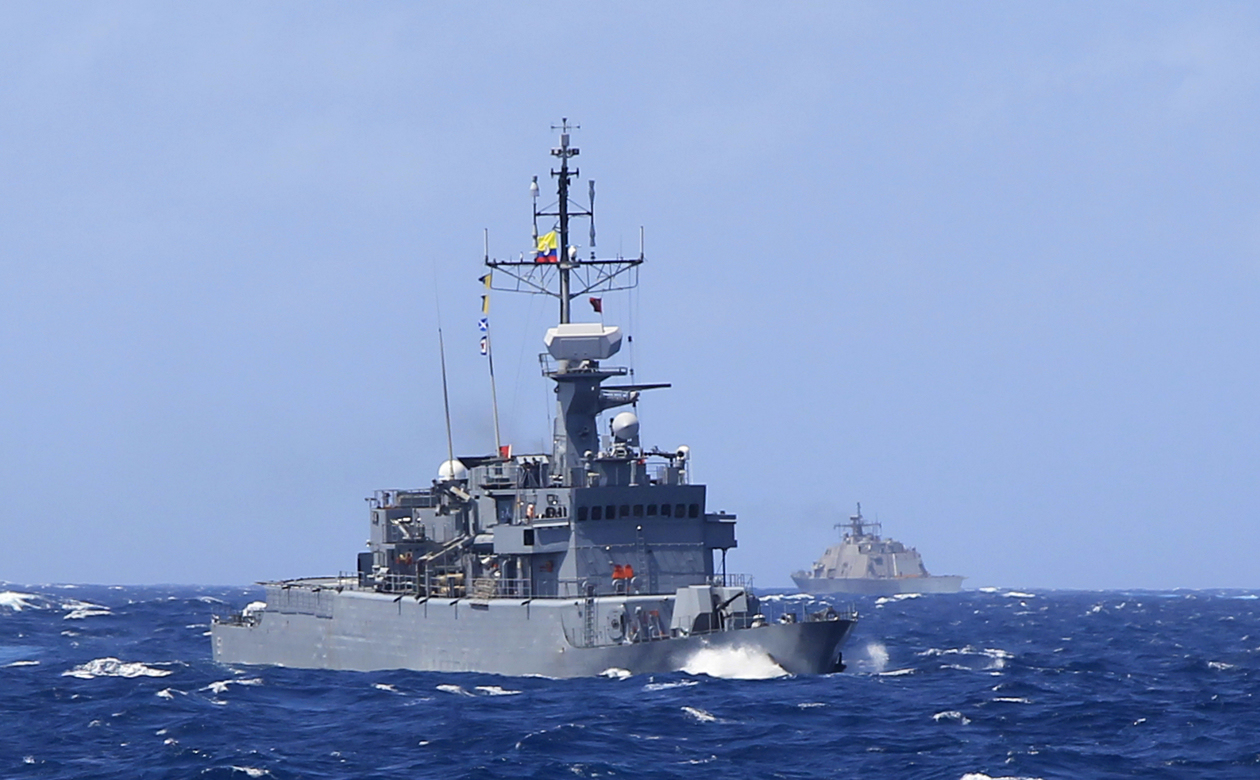 La fragata colombiana ARC Almirante Padilla (i) y el buque tipo LCS (Litoral Combat Ship) (por sus siglas en ingles) USS Billings (d) participan, en un ejercicio de entrenamiento e interoperabilidad que se desarrolló con unidades de las armadas de Colombia y Estados Unidos, en el Mar Caribe.