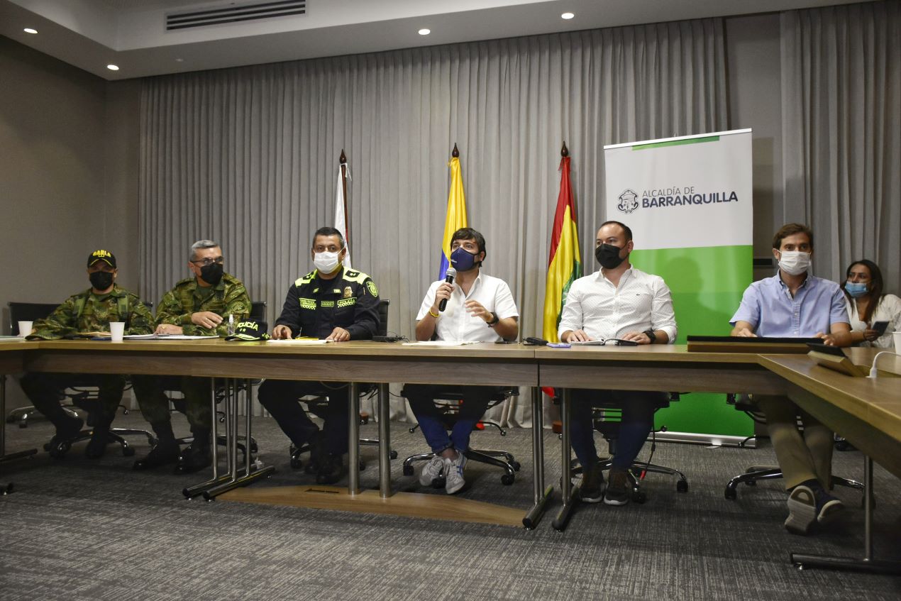 El comandante de la Mebar, brigadier Luis Carlos Hernández; el alcalde Jaime Pumarejo, y el jefe de la Oficina de Seguridad, Nelson Patrón, entre otras autoridades..