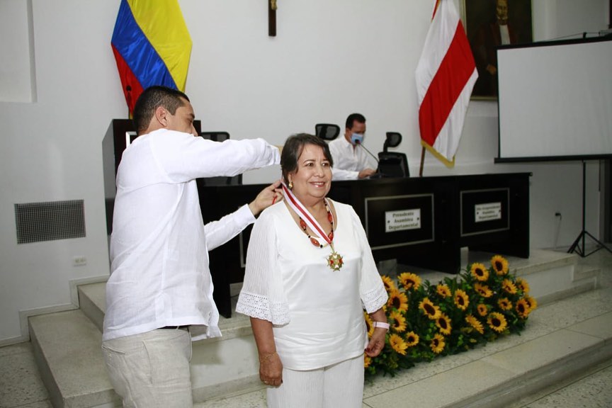 La docente María Araujo de Labrador recibe un homenaje.