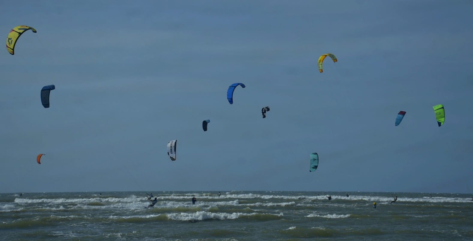 El show de las cometas en la playa. 