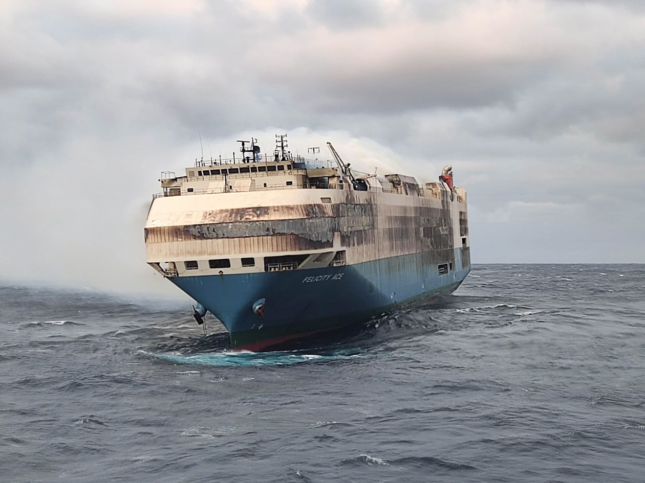 El detonante fue un incendio que se originó el 16 de febrero mientras navegaba a 90 millas náuticas al suroeste de la isla de Faial.