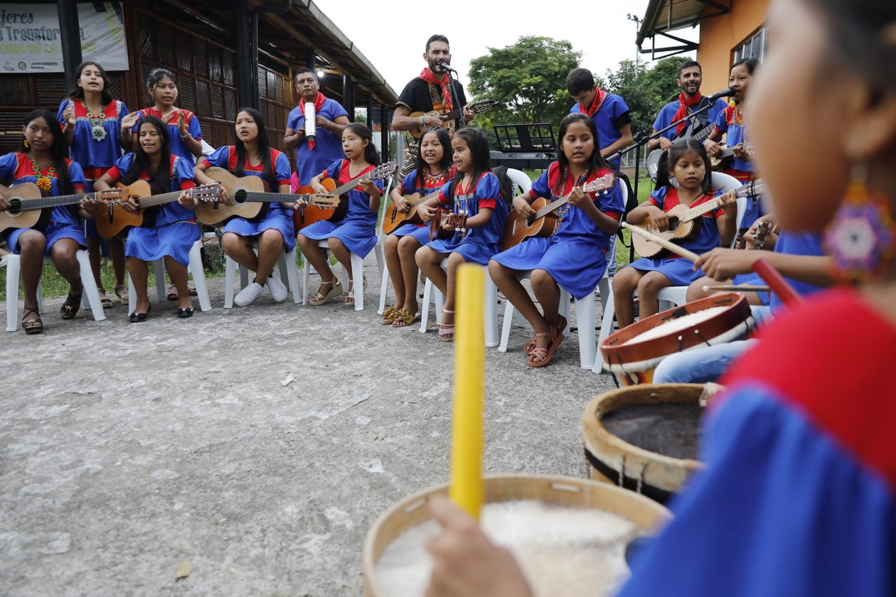 Integrantes del grupo musical Ufa Genfa, de la comunidad Cofán del Valle del Guamuéz, en el municipio de La Hormiga en Colombia. 