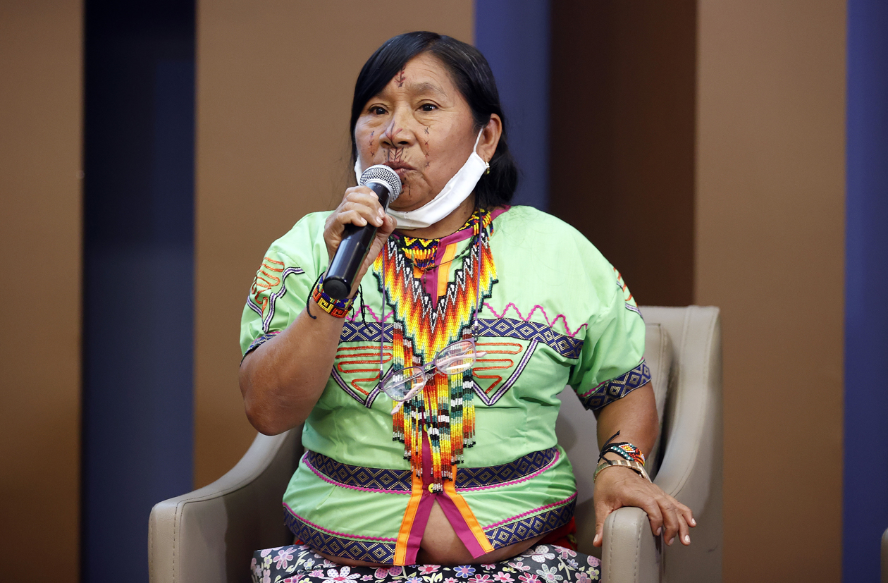 Gloria Domico, indígena embera y encargada de varias escuelas con más de 600 alumnos indígenas, habla durante el cuarto foro "Secretarías de Educación Colombia, los Trastornos en el Desarrollo de los Niños en Edad Escolar", el 24 de febrero de 2022, en Bogotá.
