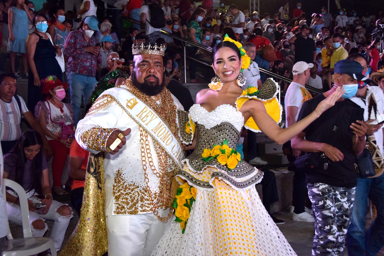 El Rey Momo del Carnaval de la 44, Libardo Luna, más conocido como 'Mario Baracus' y la Reina del Carnaval de la 44, Paula Sarmiento.