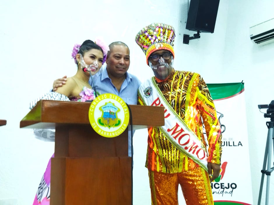 La Reina Valeria Charris y el Rey Momo Kevin Torres, con el presidente del Concejo Juan Carlos Ospino.