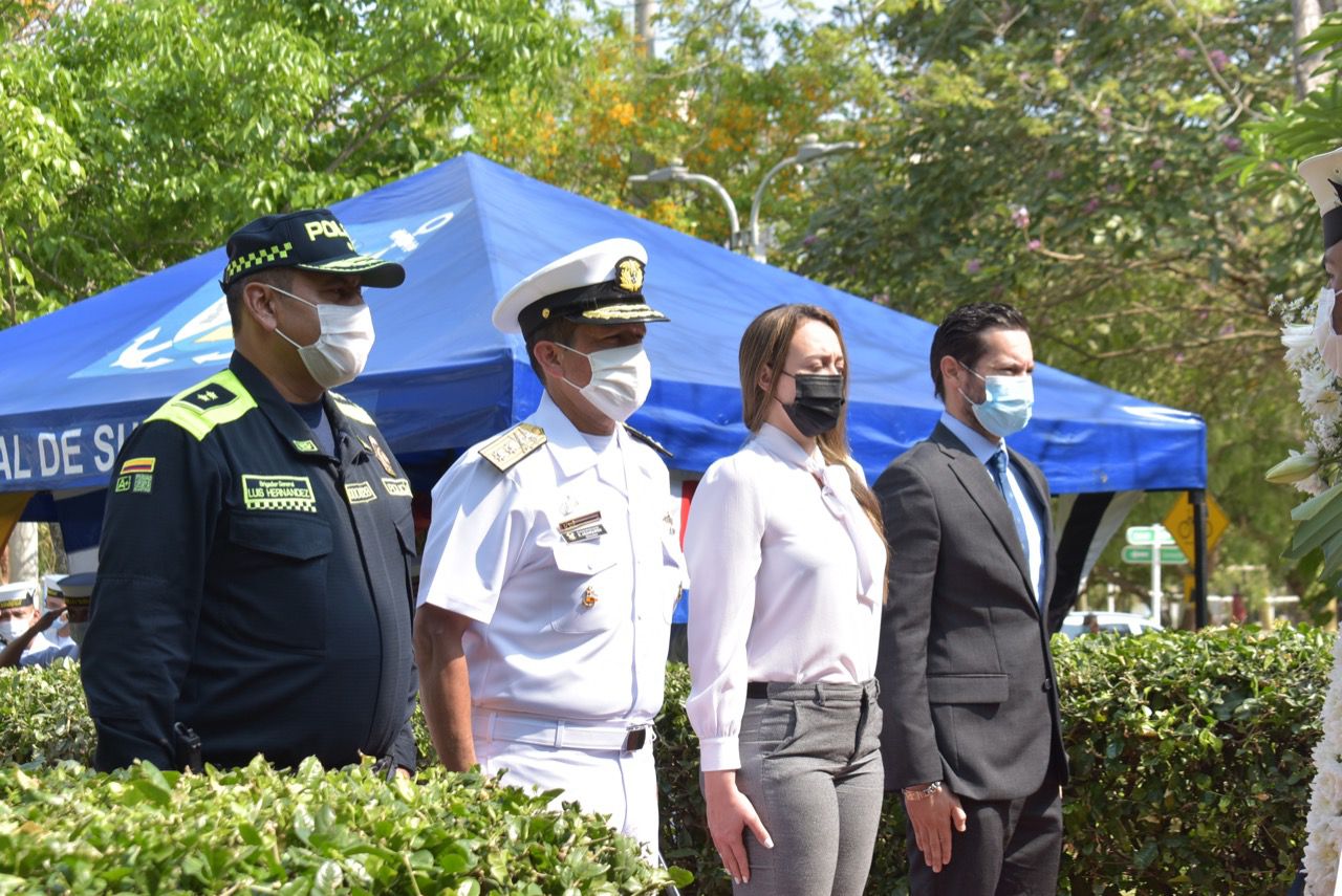 La Gobernación, la Alcaldía, la Policía Nacional, Reserva Naval y Unidades de la Armada de Colombia participaron del homenaje. 