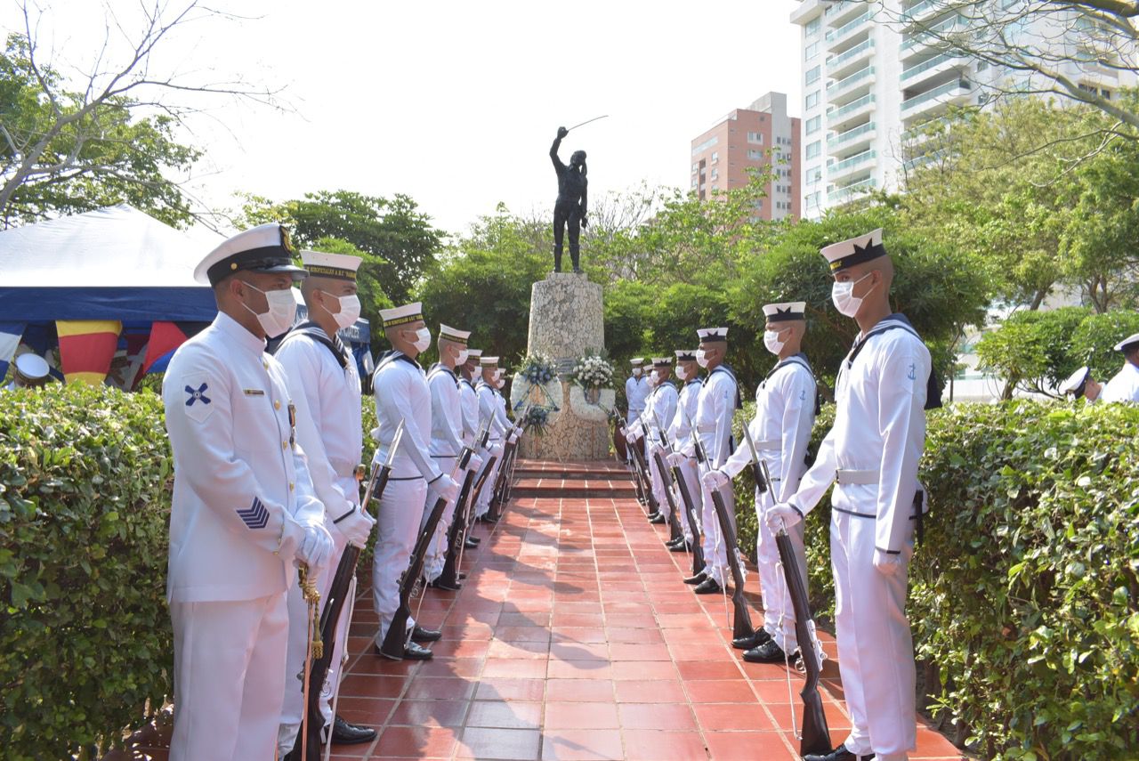 Calle de honor en el homenaje al almirante José Prudencio Padilla.
