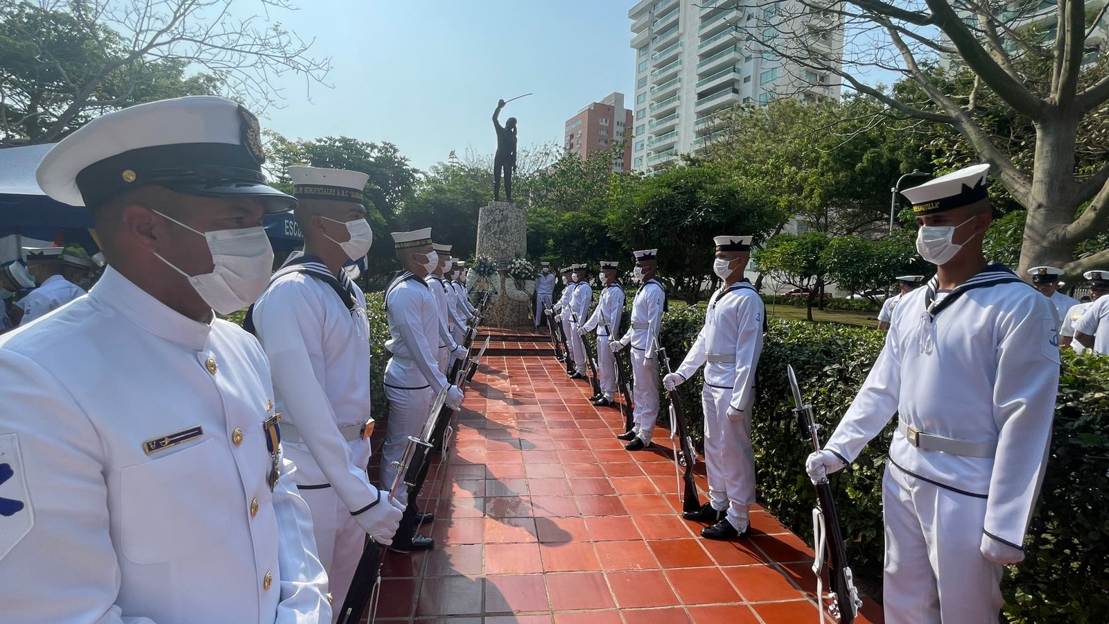 Calle de honor en el homenaje al almirante José Prudencio Padilla.