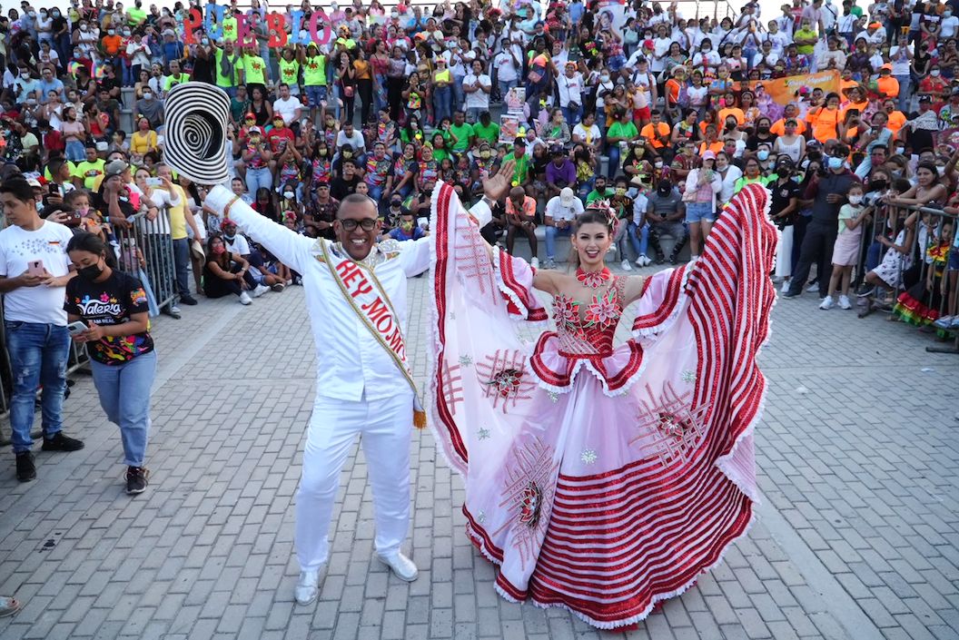 La Reina Valeria Charris y el Rey Momo Kevin Torres.