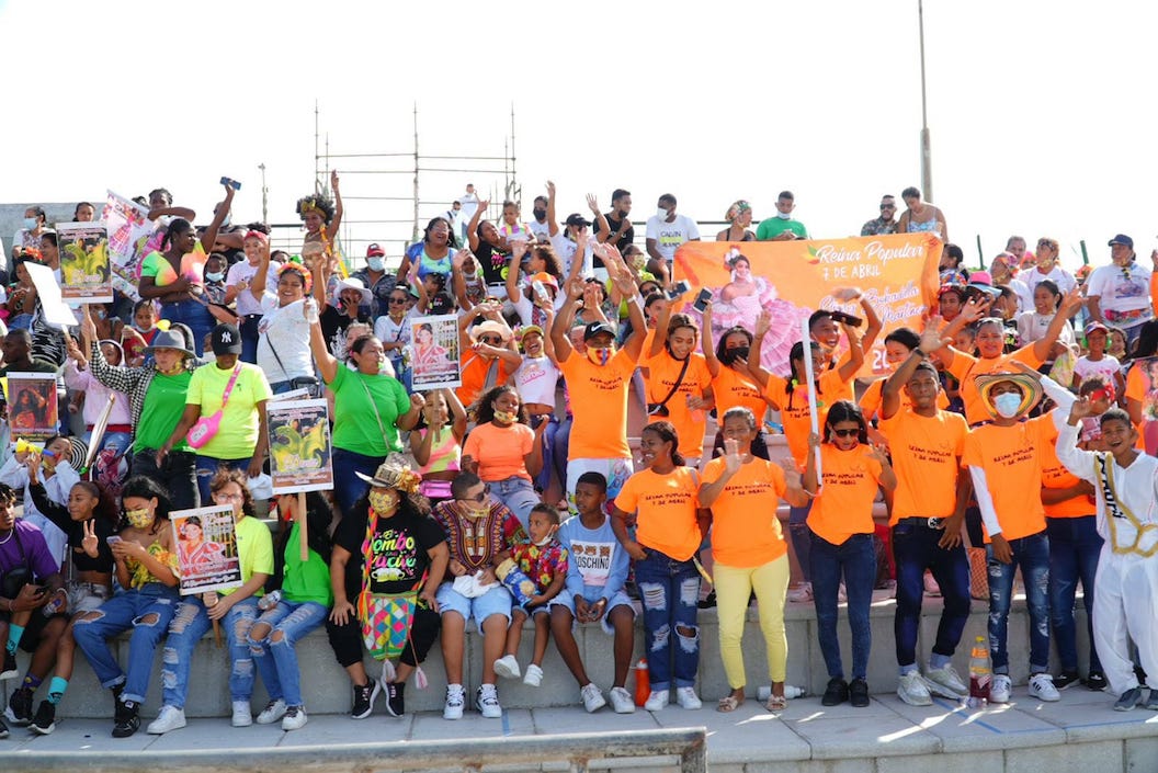 El público animando a sus candidatas en el Gran Malecón.