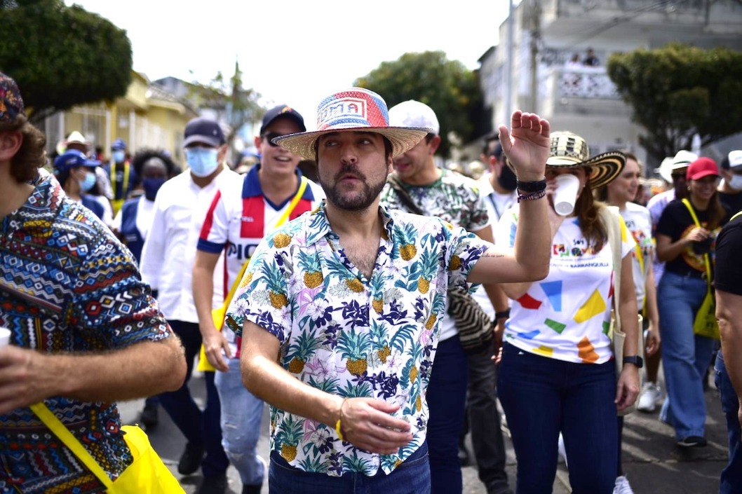 El Alcalde Jaime Pumarejo acompañando el desfile.