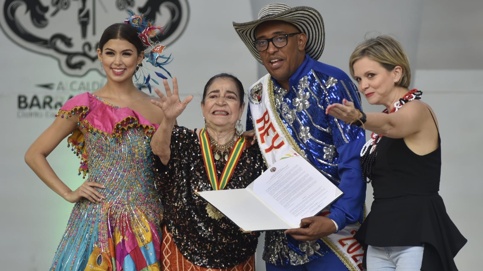 Gloria Peña, al centro, con los reyes del Carnaval 2022, Valeria Charris y Kevin Torres, con la gerente de Carnaval, Sandra Gómez Molina.