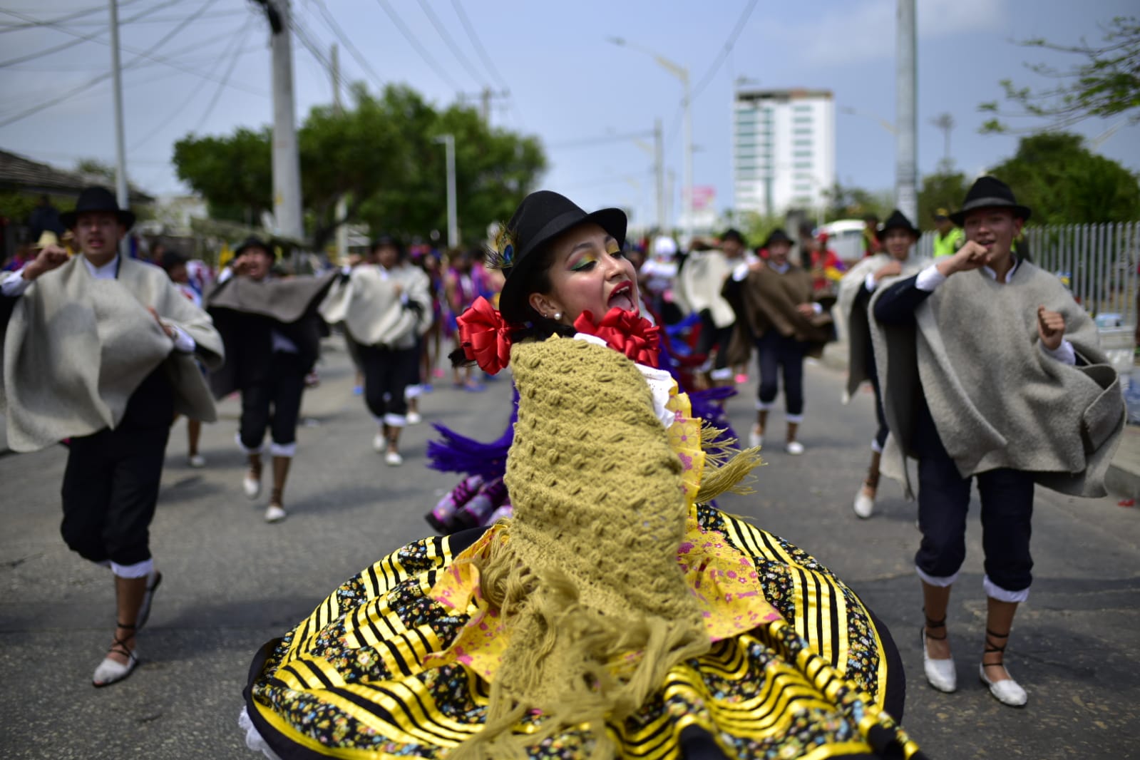 Las Danzas Campesinas en el desfile de la Batalla de Flores Sonia Osorio.