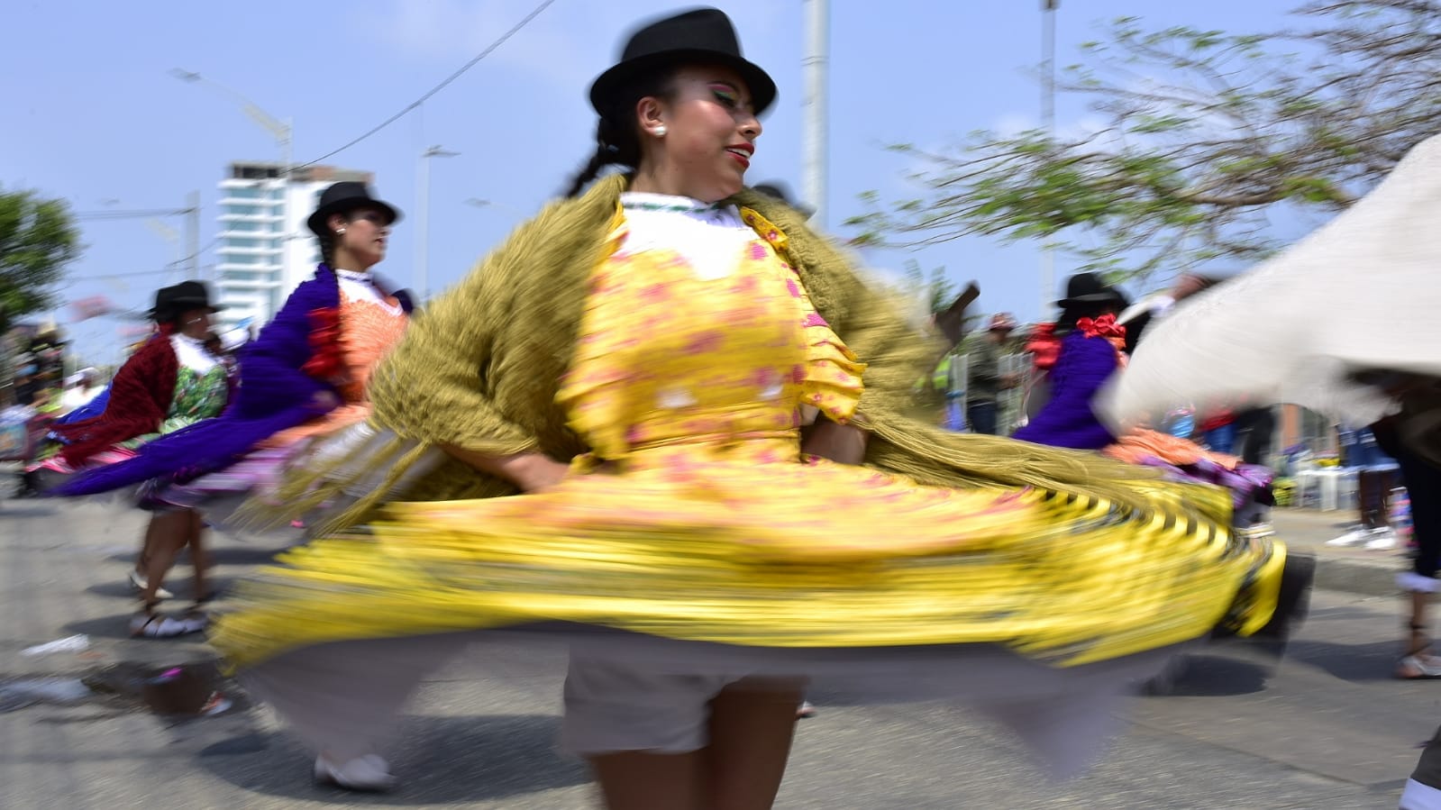 Las Danzas Campesinas en el desfile de la Batalla de Flores Sonia Osorio.  