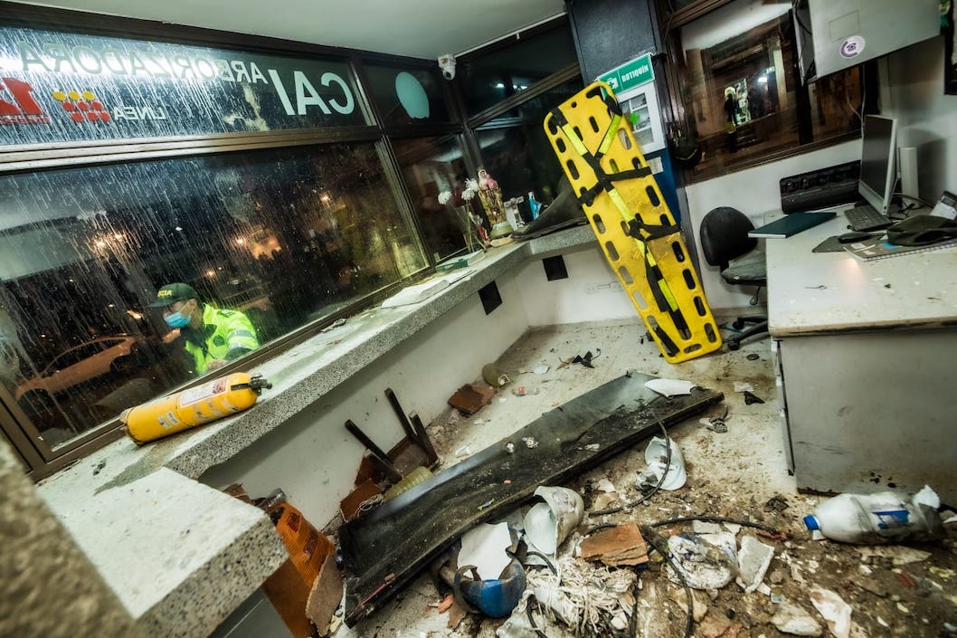 La destrucción en el CAI de la Policía por terroristas en Bogotá.