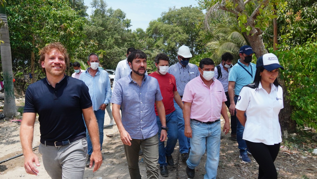 El alcalde Jaime Pumarejo en la inspección de la Ciénaga de Mallorquín