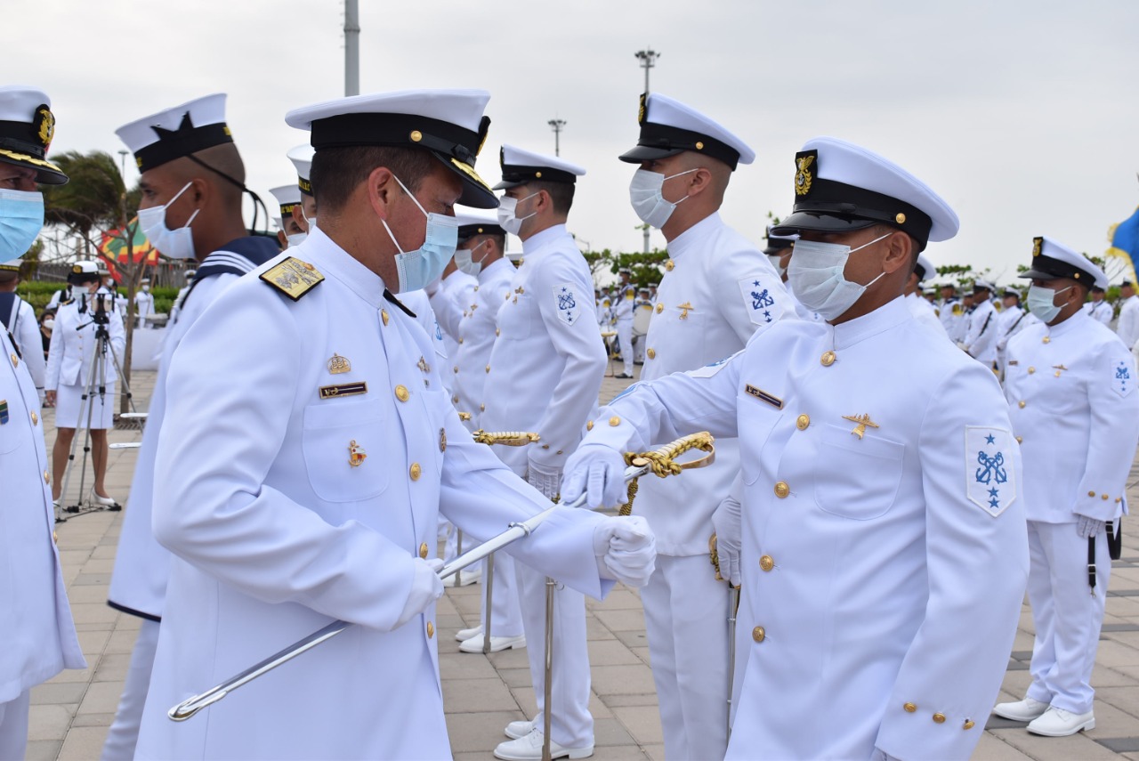 A los condecorados la Armada de Colombia les otorgó la medalla por tiempo de servicio de 25, 20 y 15 años.