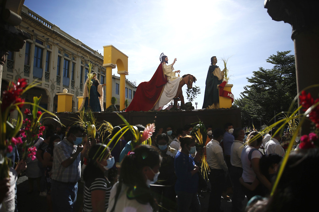 Feligreses católicos cargan una imagen de Jesús de Nazareth durante la procesión del Domingo de Ramos, en San Salvador (El Salvador).