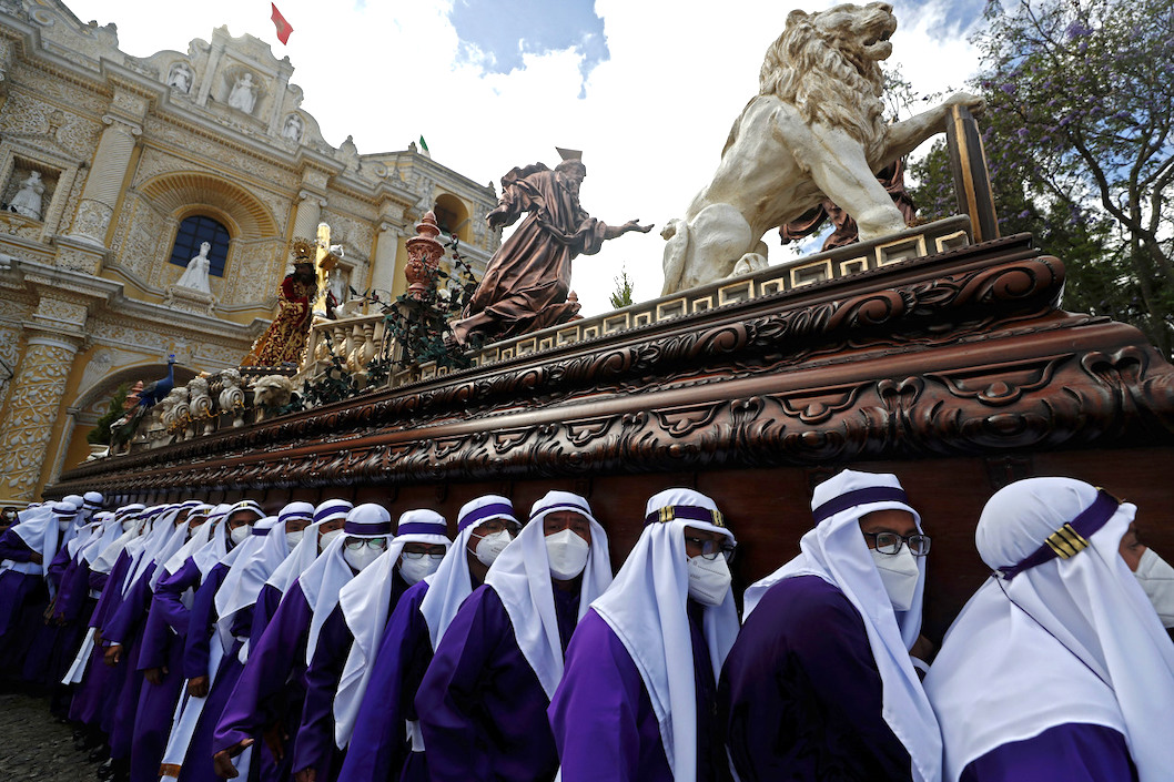 Cucuruchos participan del recorrido de Jesús de la Merced en la procesión de "La Reseña" del templo de la Merced, hoy en Antigua Guatemala (Guatemala).