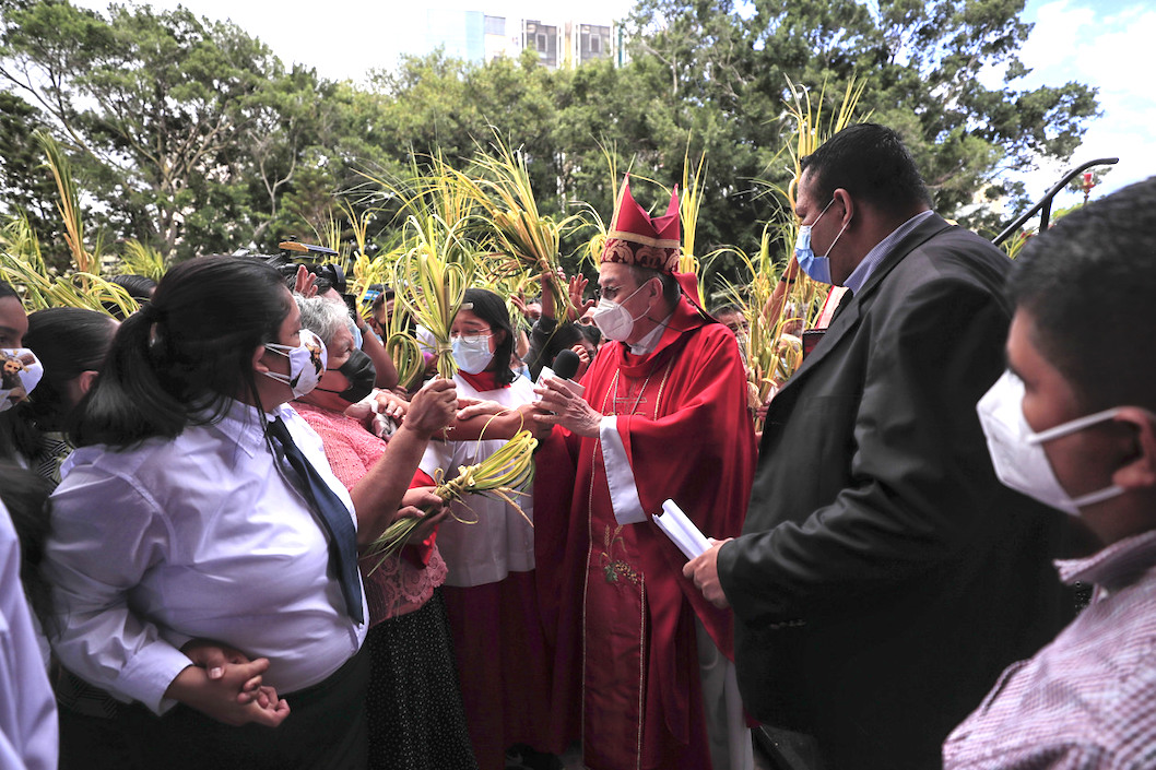 El Cardenal Óscar Andrés Rodríguez Madariaga al terminar la misa en el marco de la conmemoración del Domingo de Ramos, en Tegucigalpa, Honduras.