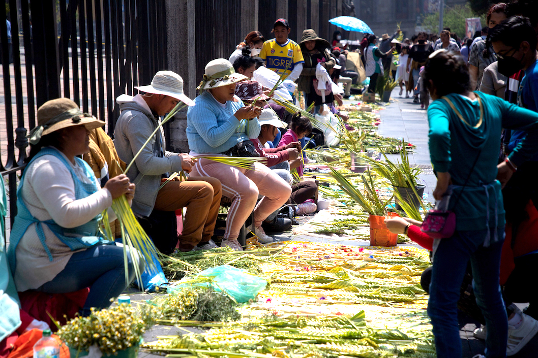 Artesanos mexicanos elaboran ramos, hechos de palma, para venta a fieles católicos que acuden a la Catedral Metropolitana en Ciudad de México (México).