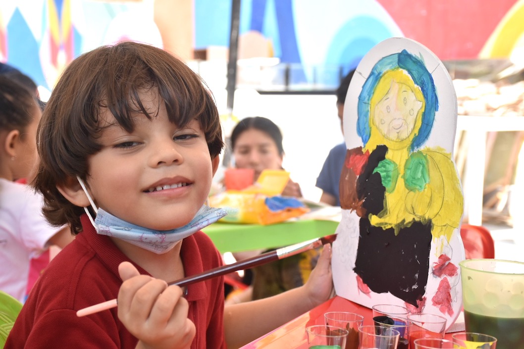 Niños participando en el taller de pintura.