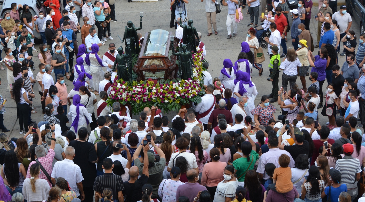 La procesión del Santo Sepulcro tuvo un buen número de acompañantes en su recorrido.