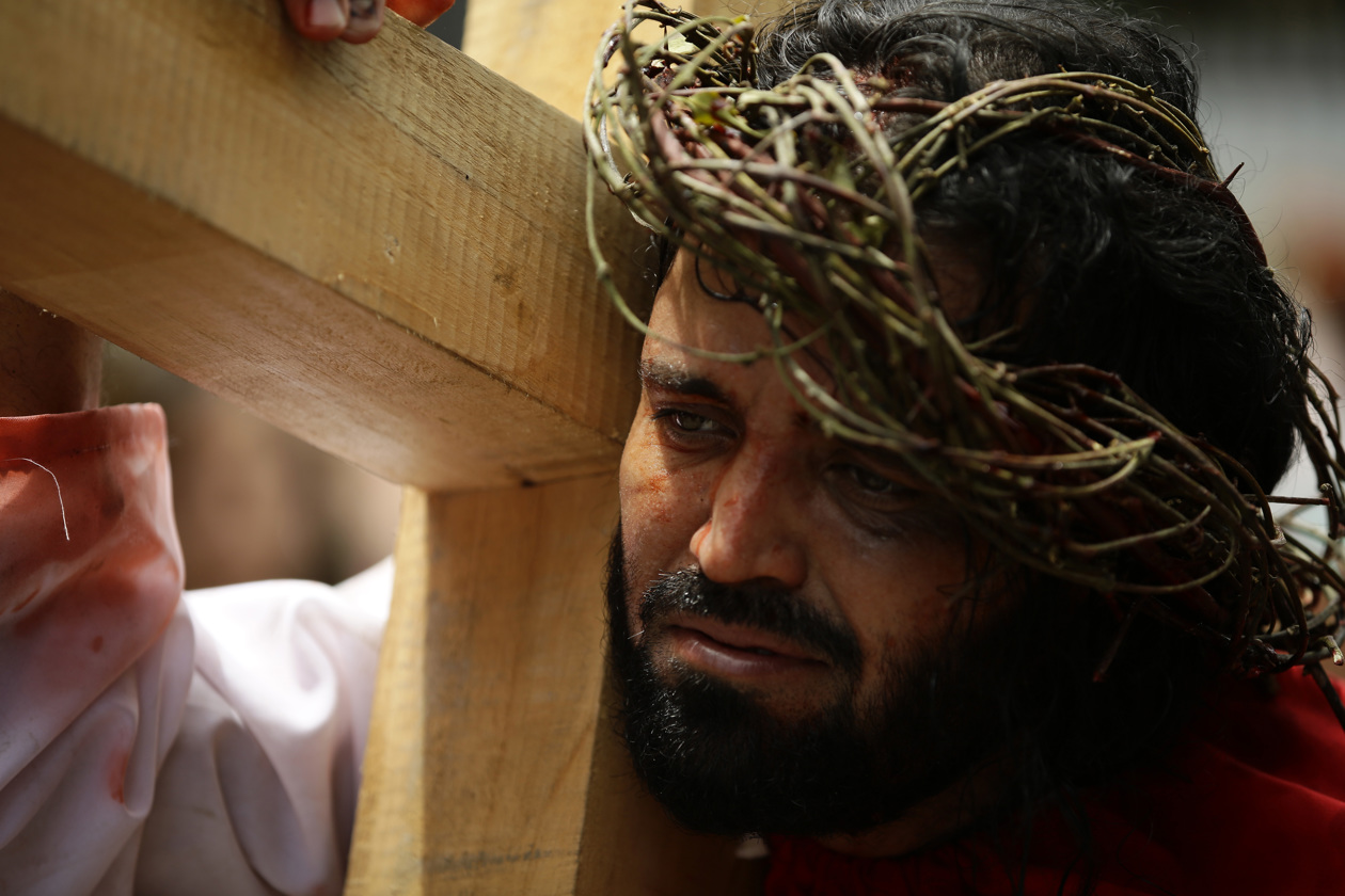  Gerardo González interpreta hoy a Jesús en la Pasión de Cristo, que marca el Viernes Santo en conmemoración de la crucifixión, en Ciudad de Panamá (Panamá). 