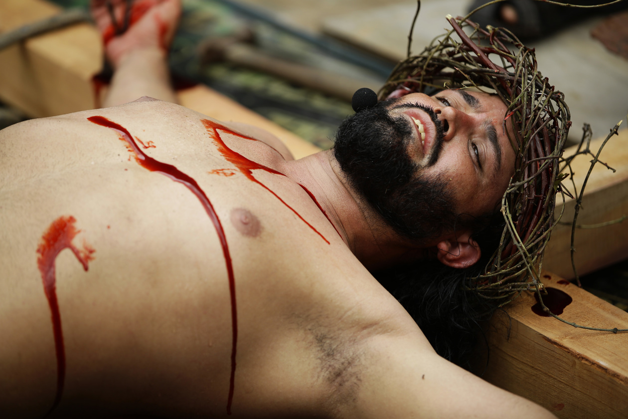 Gerardo González interpreta hoy a Jesús en la Pasión de Cristo, que marca el Viernes Santo en conmemoración de la crucifixión, en Ciudad de Panamá (Panamá). 