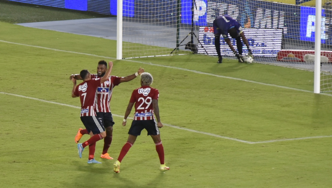 Miguel Ángel Borja y Omar Albornoz celebrando el gol de Daniel Giraldo.