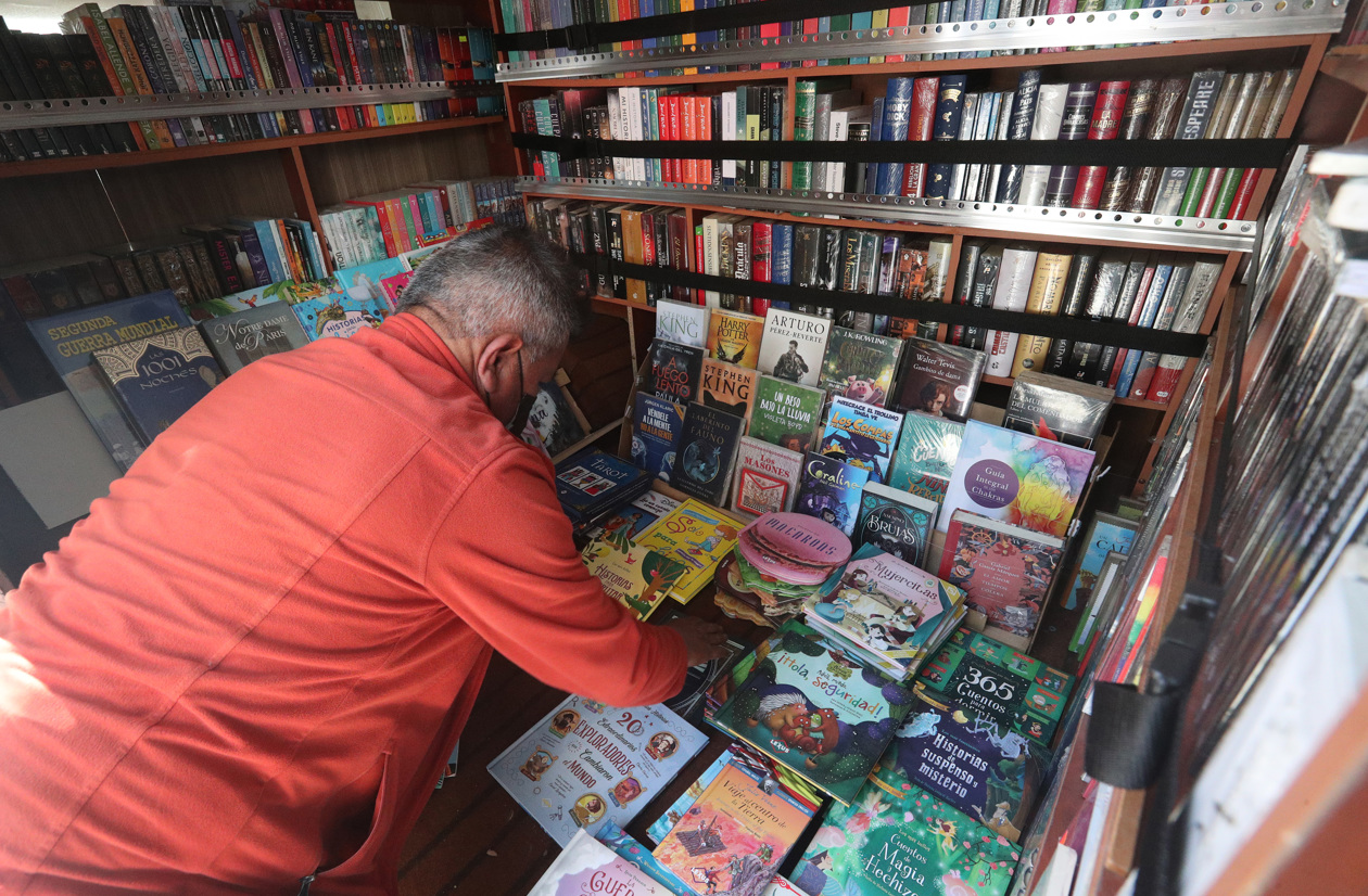 El librero boliviano Carlos Ramírez prepara su librería móvil o "Book Truck".