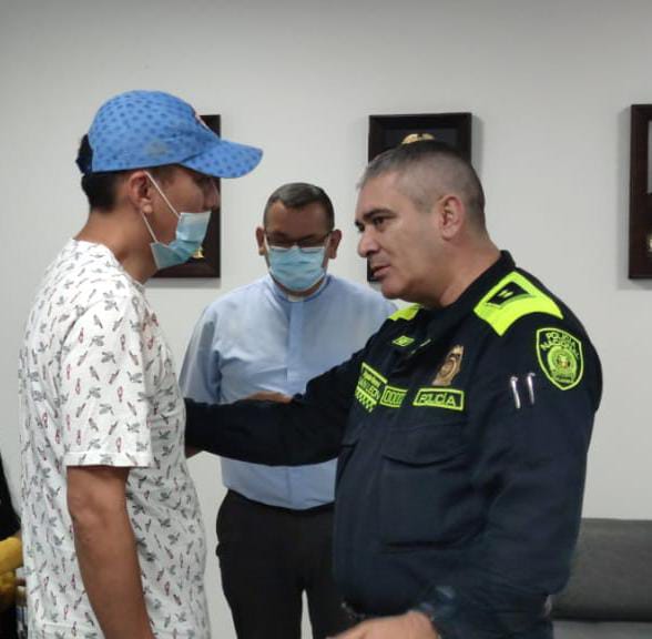 El patrullero Eleazar Esmith Vargas Ladino dialoga con el brigadier general Juan Carlos León Montes, comandante de la Policía Metropolitana de Cali.
