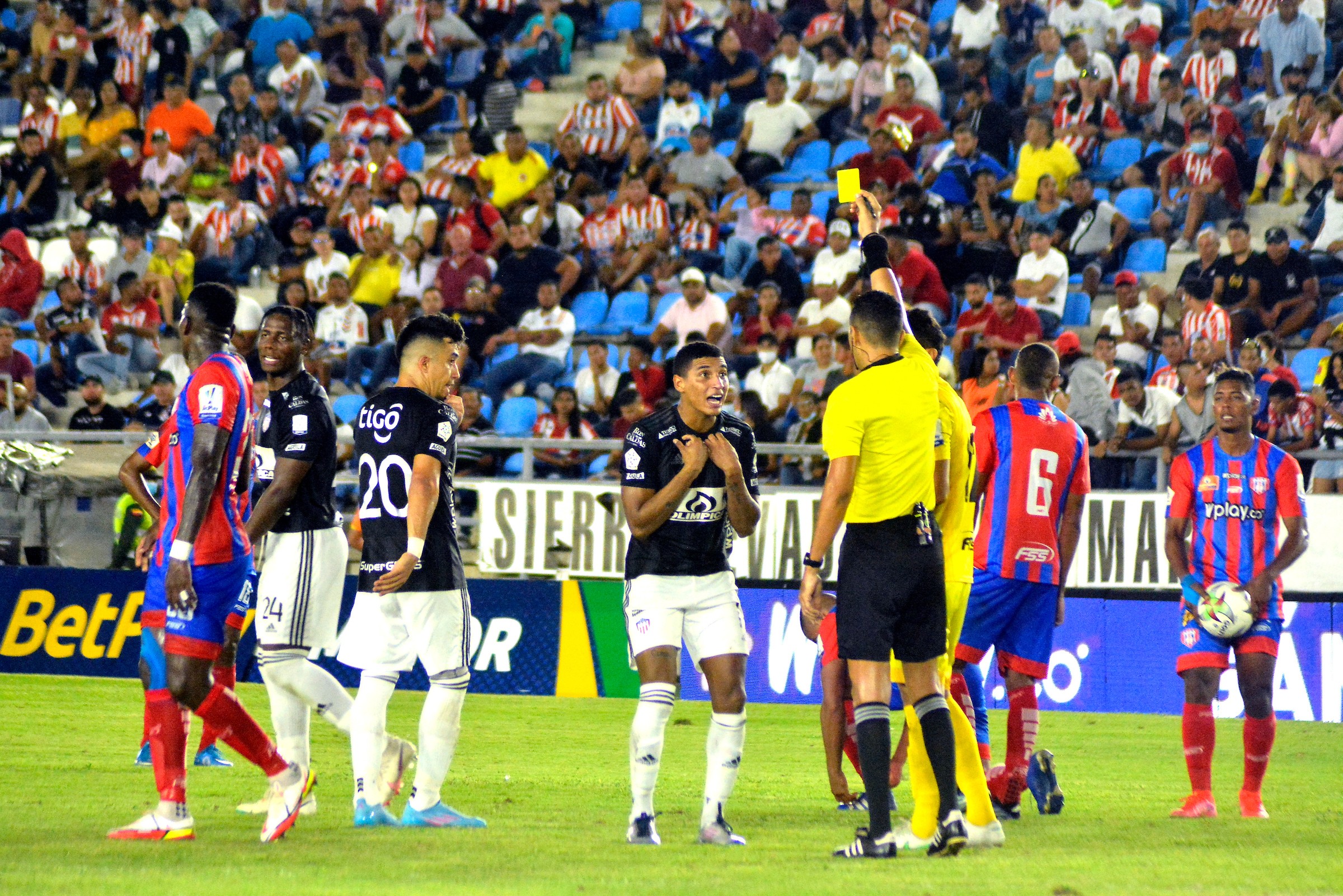 Gabriel Fuentes recibe una amonestación. 