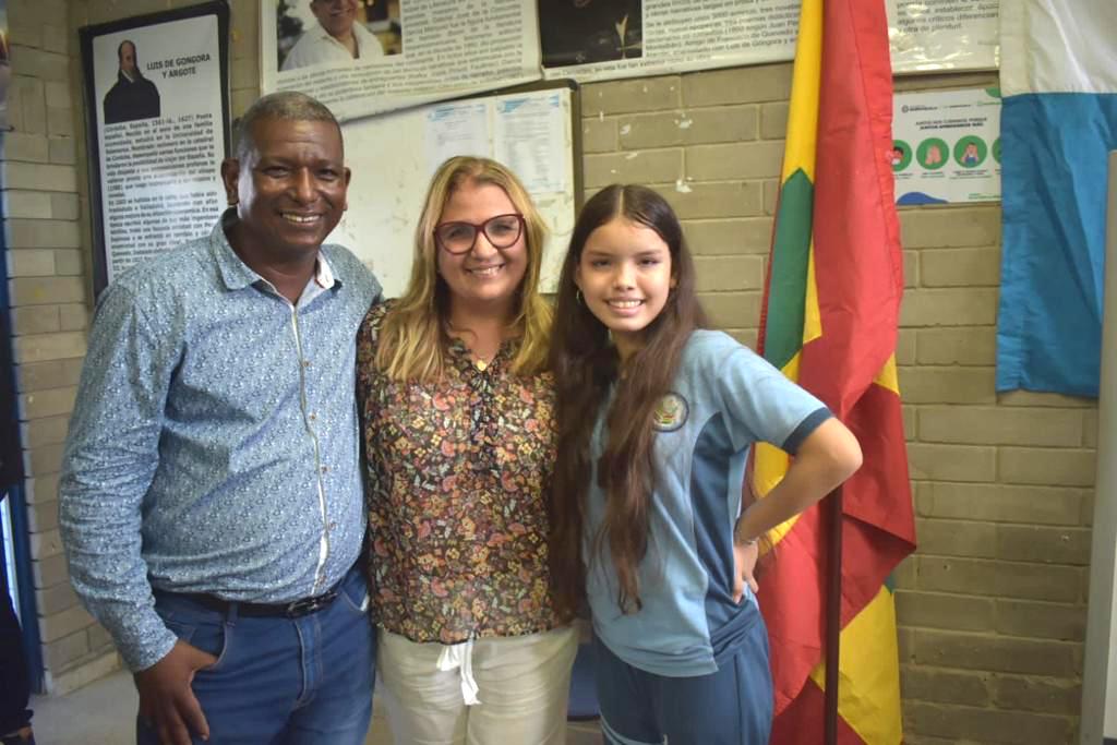 La estudiante Juana Estrada Díaz con la Secretaria de Educaión Bibiana Rincón y el profesor Erquinio Taborda.