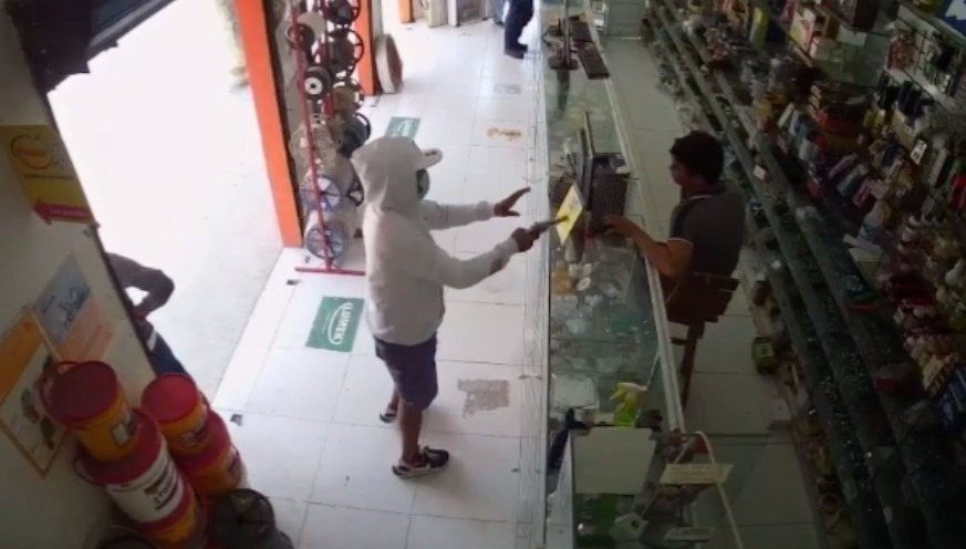 Captura de video donde aparece disparando contra trabajador en una ferretería en Soledad.