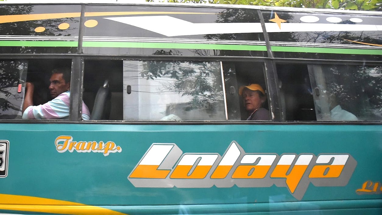 Usuarios del transporte público sin tapabocas en un bus de ruta urbana.