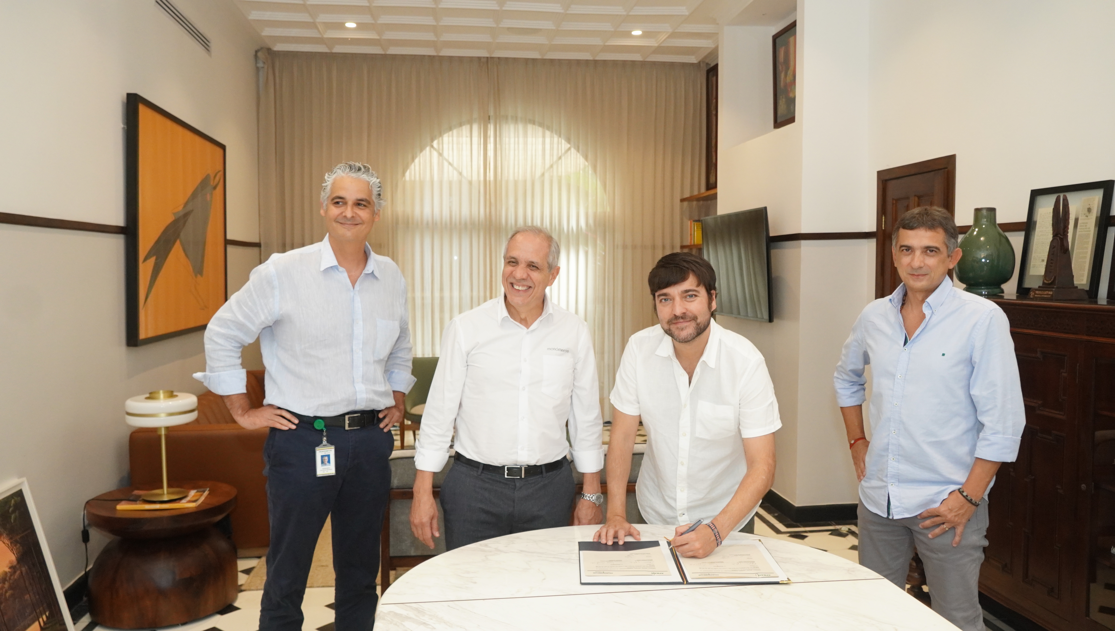 El Alcalde Jaime Pumarejo durante la firma del memorando de entendimiento entre  Alumbrado Público de Barranquilla y la empresa Monómeros S.A. 