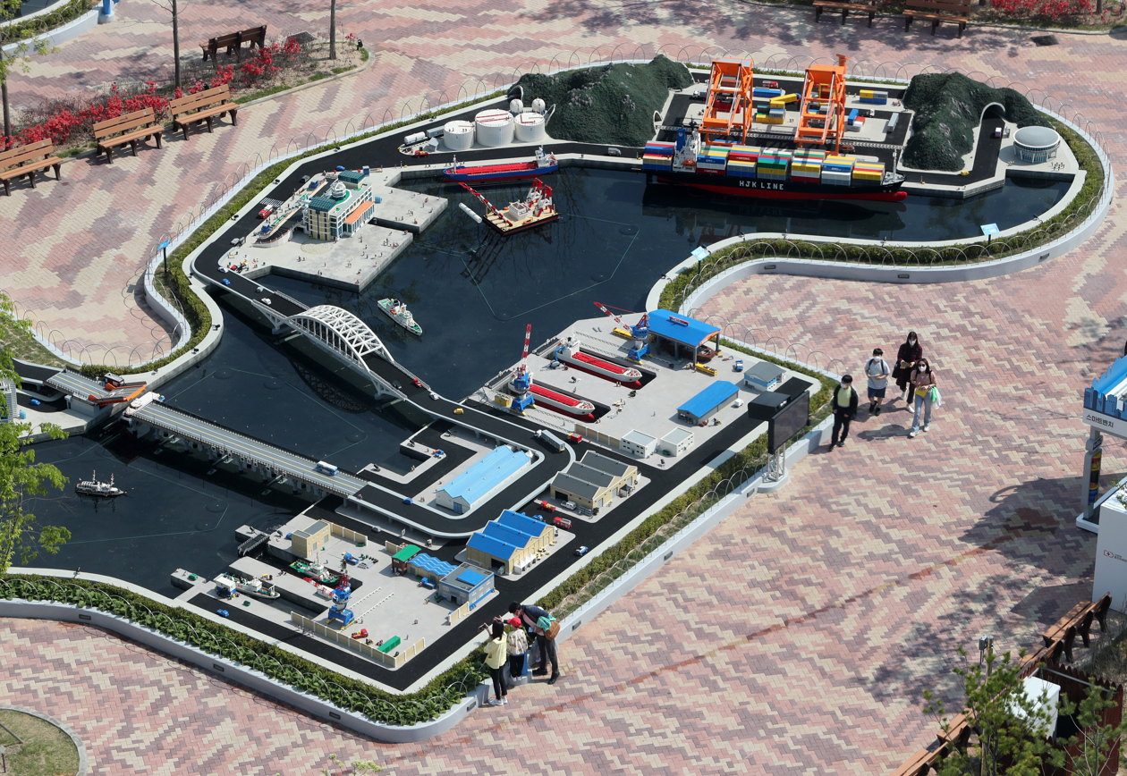 el  parque de atracciones  Legoland Korea en la isla Jungdo en la ciudad lacustre de Chuncheon, al norte de Seúl, Corea del Sur. El mayor Legoland del mundo, un proyecto del Grupo Merlin Entertainment, del Reino Unido, será abierto el 5 de mayo, en el Día del Niño.