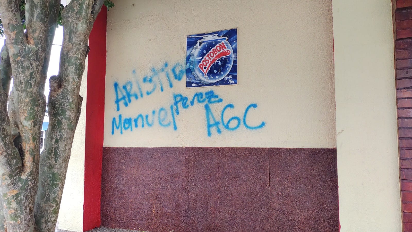 Otra de las tiendas con grafitis de las Autodefensas Gaitanistas.