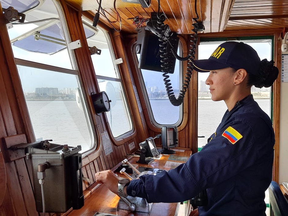 La TF Daniela García, comandando el buque.
