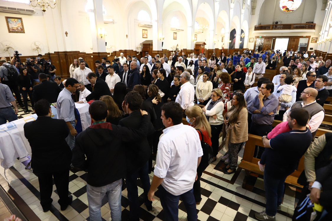 Decenas de personas acuden a una misa en honor al fiscal asesinado en Colombia Marcelo Pecci, hoy, en la iglesia de San José, en Asunción (Paraguay). 