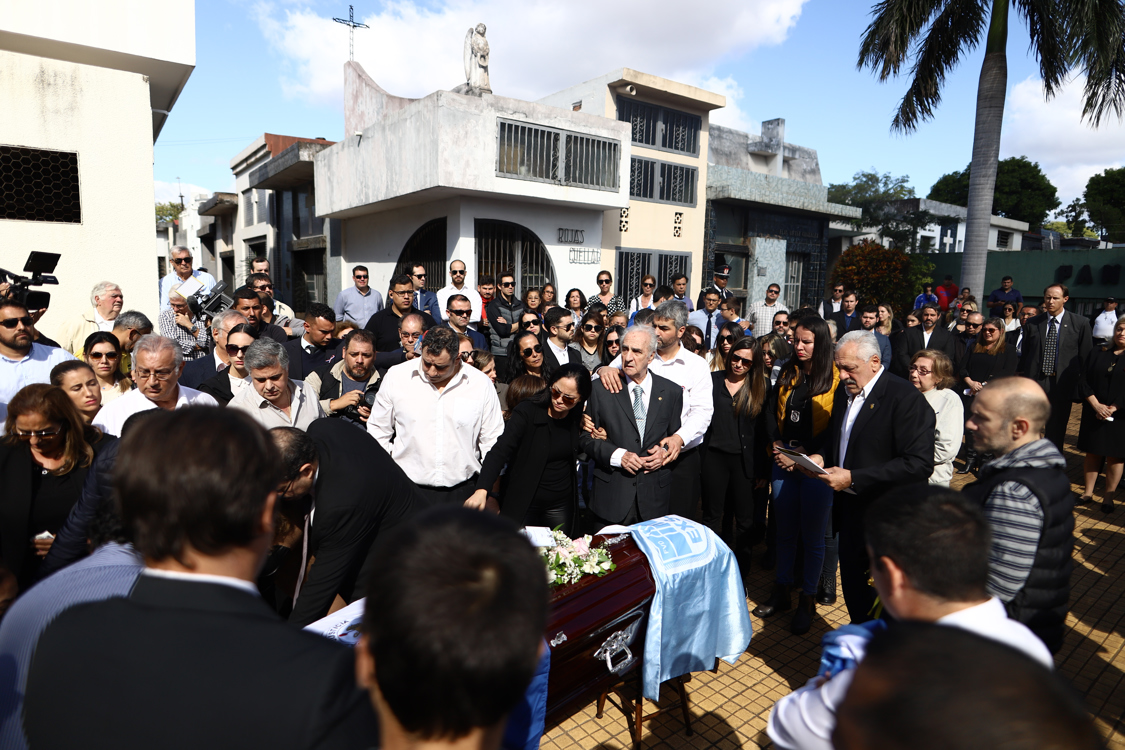 El padre del Fiscal asesinado Marcelo Pezzi, Francisco Pezzi (c-d), junto a familiares y amigos, asiste a la sepultura de su hijo hoy, en el Cementerio de la Recoleta de Asunción (Paraguay).