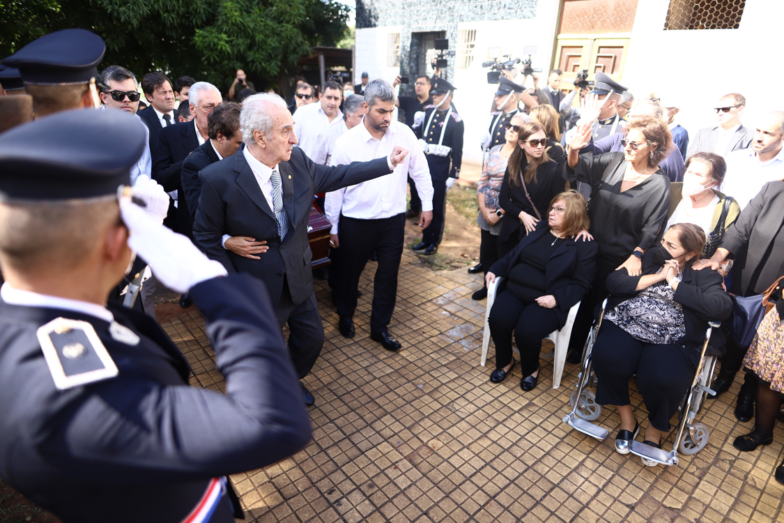 El padre del Fiscal asesinado Marcelo Pezzi, Francisco Pezzi (c-d), junto a familiares y amigos, asiste a la sepultura de su hijo hoy, en el Cementerio de la Recoleta de Asunción (Paraguay).