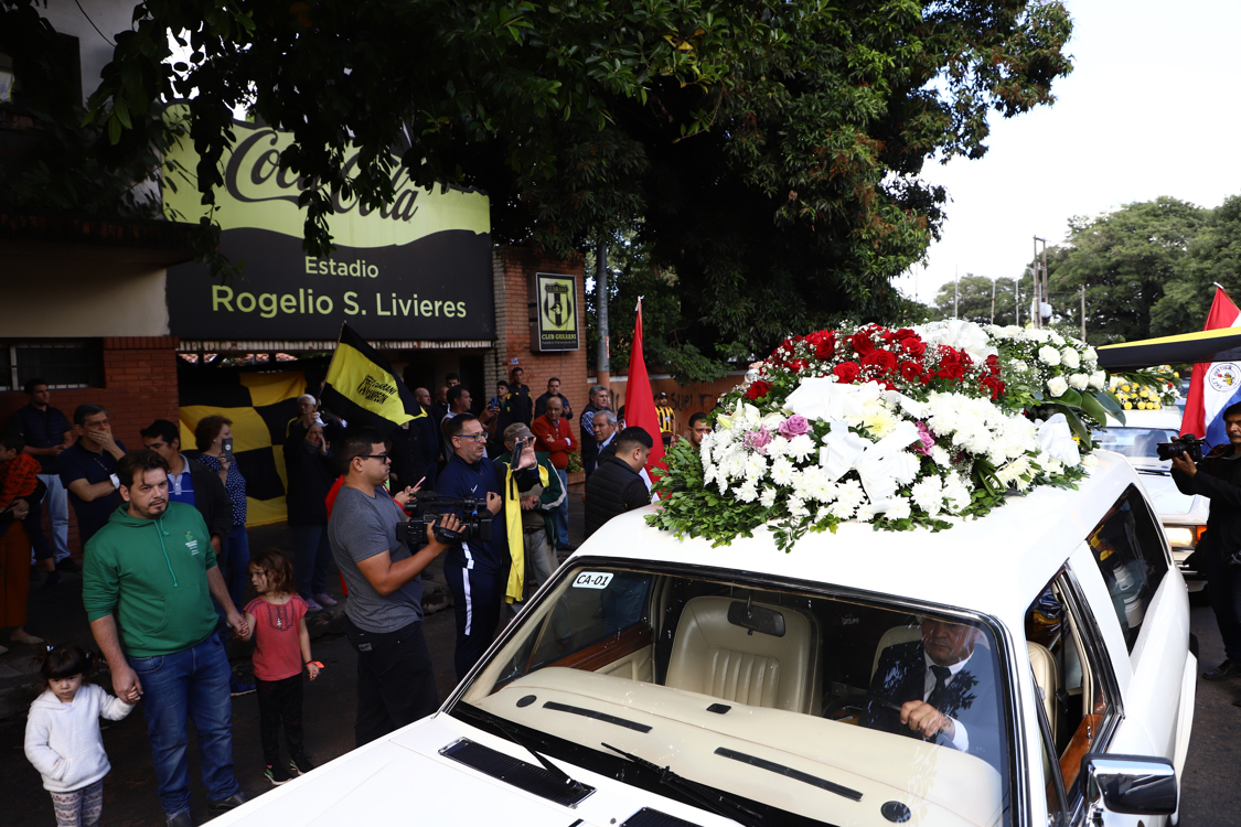 Los restos del fiscal asesinado en Colombia Marcelo Pecci fueron trasladados, desde el Salón Velatorio Memorial, en Asunción (Paraguay).  