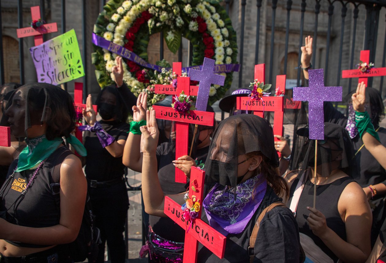 Colectivos feministas se manifestaron este miércoles en el Zócalo de la Ciudad de México por las crecientes desapariciones y feminicidios de los últimos meses en todo el país 