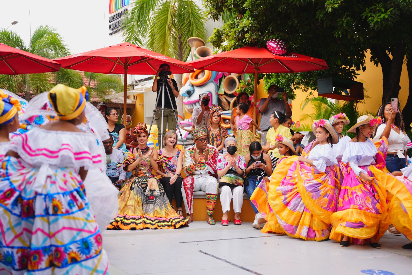 Una tarde llena de tradición afro vivieron propios y visitantes en la segunda jornada del Tercer Festival de la Herencia Africana que realiza Carnaval de Barranquilla, en el marco de la celebración del Día de la Afrocolombianidad. 
