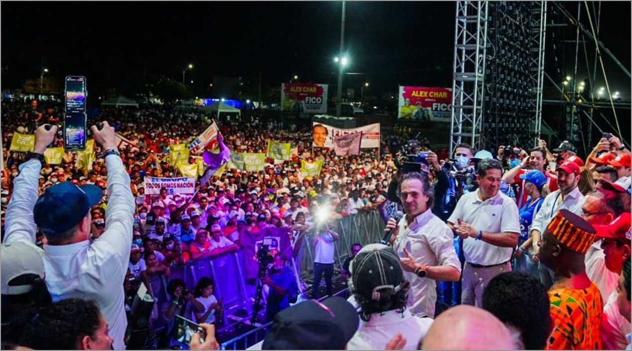 El candidato de Equipo por Colombia saluda a la gente reunida en el cierre de la campaña en Barranquilla.