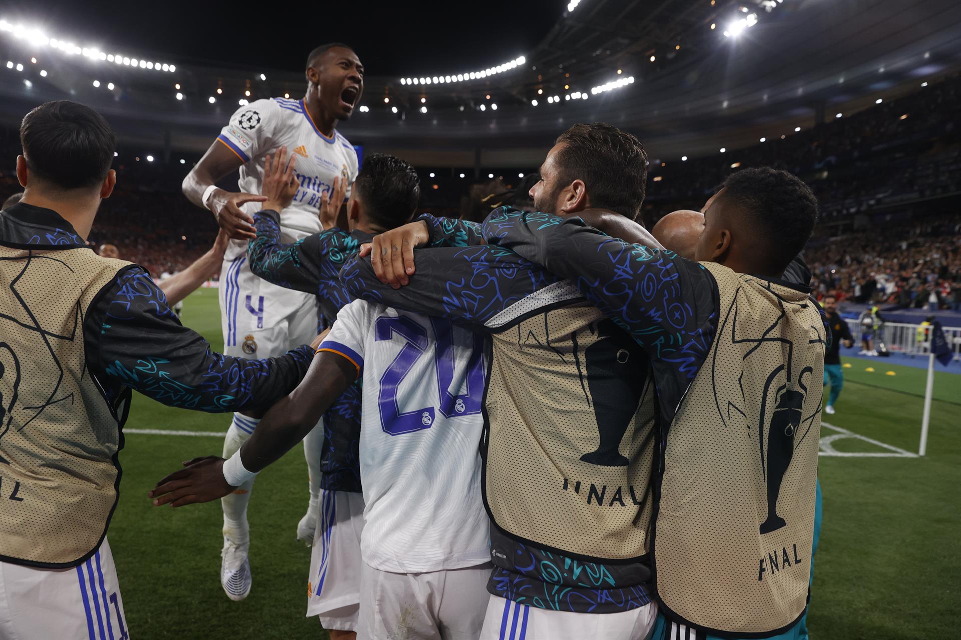 Jugadores del Madrid celebran el gol de Vinícius.